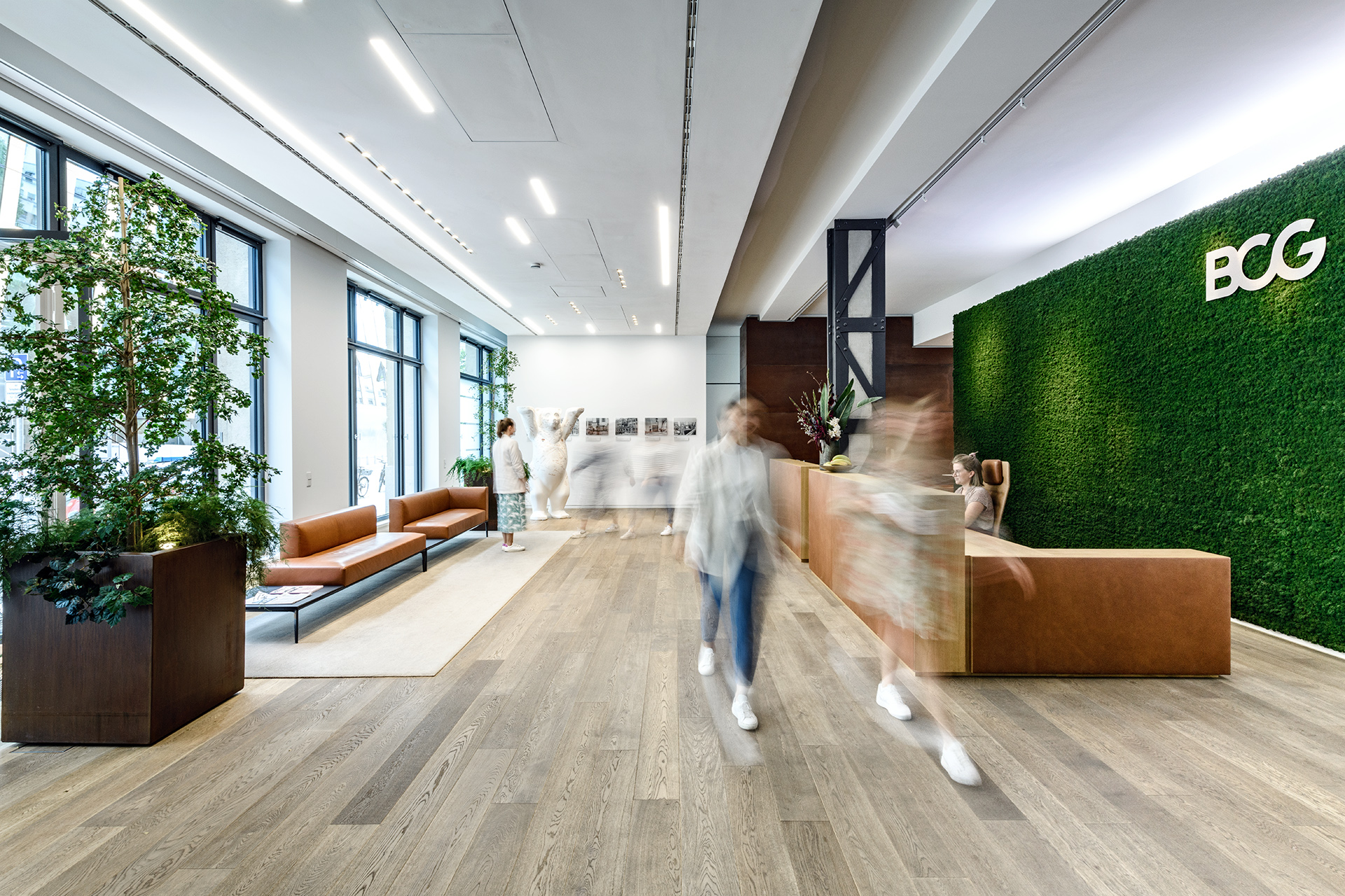 Stilvoll gestalteter Eingangsbereich mit moderner Rezeption und Wartebereich im BCG-Büro in Berlin