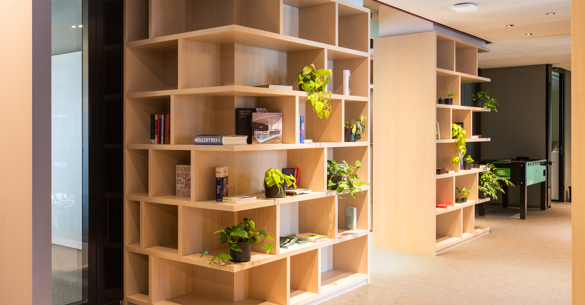 Geräumiger Flur im BCG-Büro in Stuttgart mit stilvollen Designelementen.